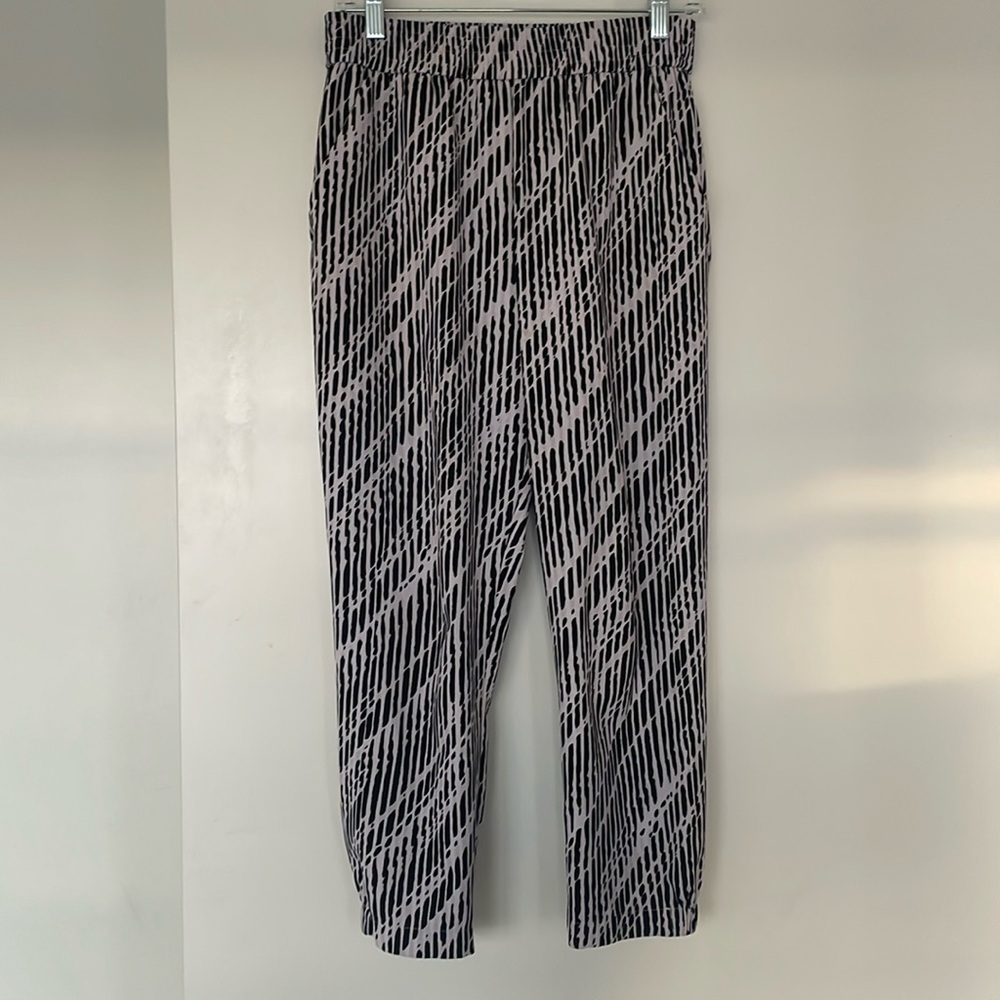 New York & Co black and white patterned capri pants